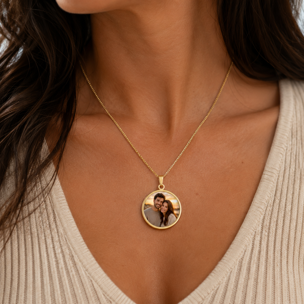 Personalization guide showing how a couple photo is placed in the gold pendant