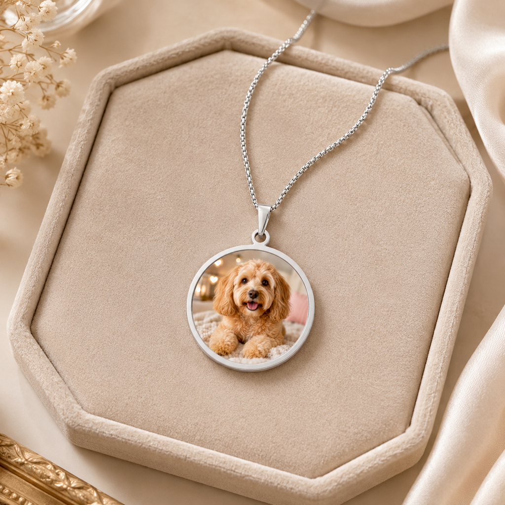 Personalization guide showing how a dog photo is placed in the steel pendant